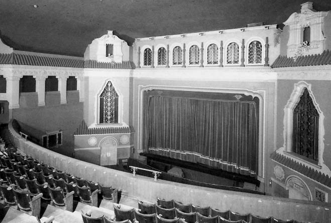 B and W shot of the screen area showing the Compton organ